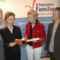 Das Bild zeigt Oberbürgermeister Dr. Ivo Holzinger, Bundesfamilienministerin Ursula von der Leyen, die Frauenbeauftragte der Stadt Memmingen, Claudia Fuchs, und die Leiterin der Koordinierungsstelle Frau & Beruf, Isolde Stock bei der Veranstaltung in Ulm
